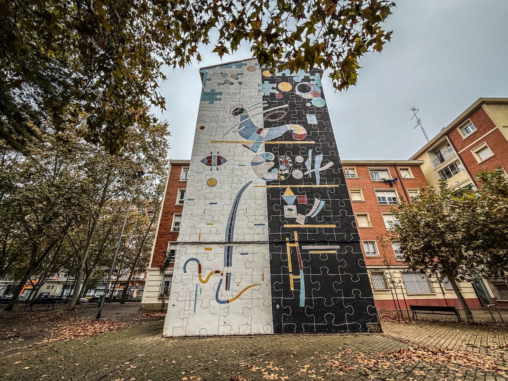 Una de las tres fachadas laterales completas, obra de Juan José Ortega Izquierdo, también con motivo de los 900 años del Fuero celebrado en 1995.